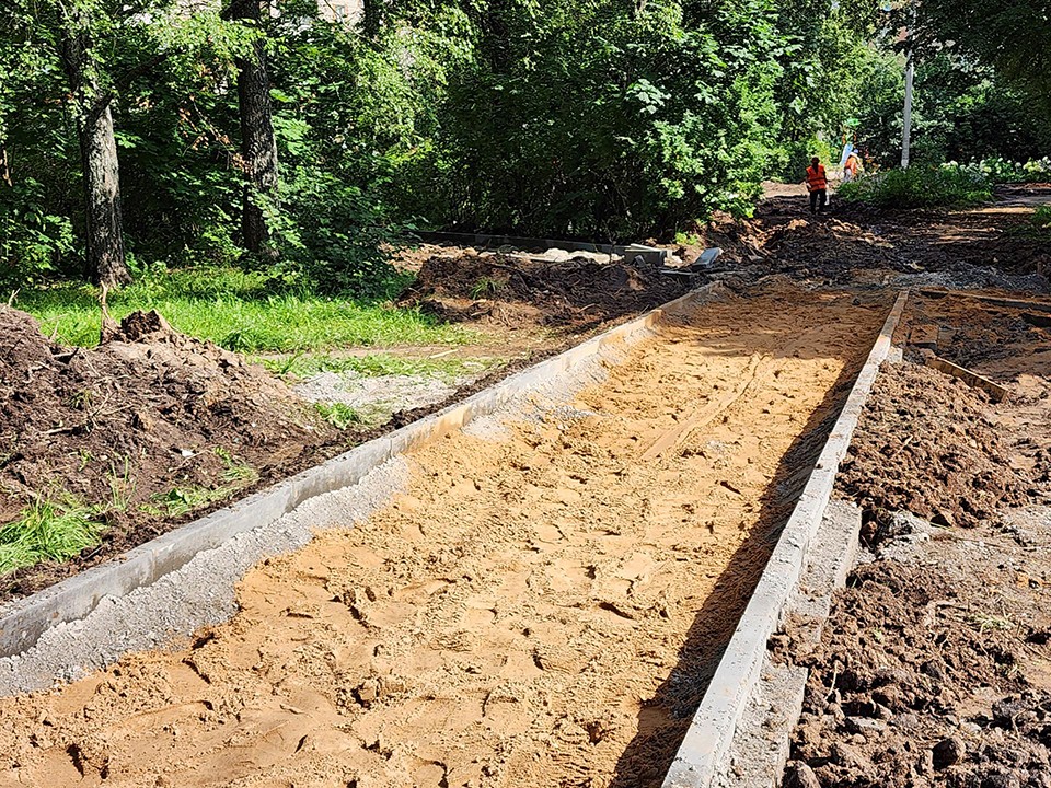 К началу августа дворы микрорайона Северный в Красноармейске преображаются