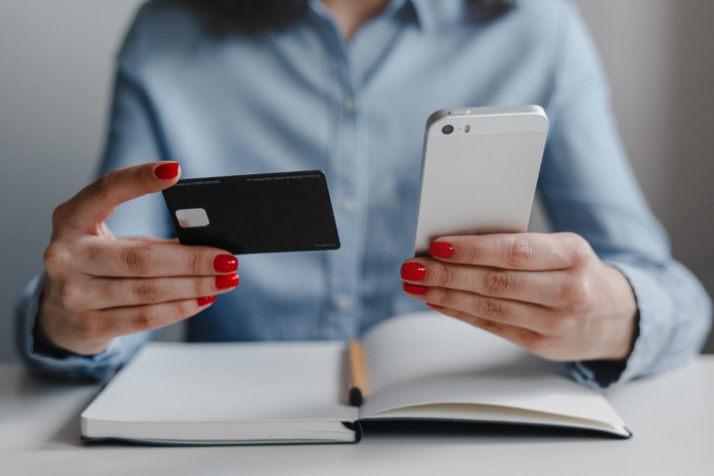 Банки Казахстана замедлили обработку российских переводов из-за санкций