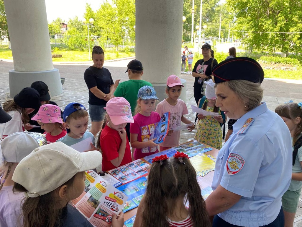 Сотрудники красноярской транспортной полиции на станции Иланская проводят для детей акцию «Безопасные каникулы»