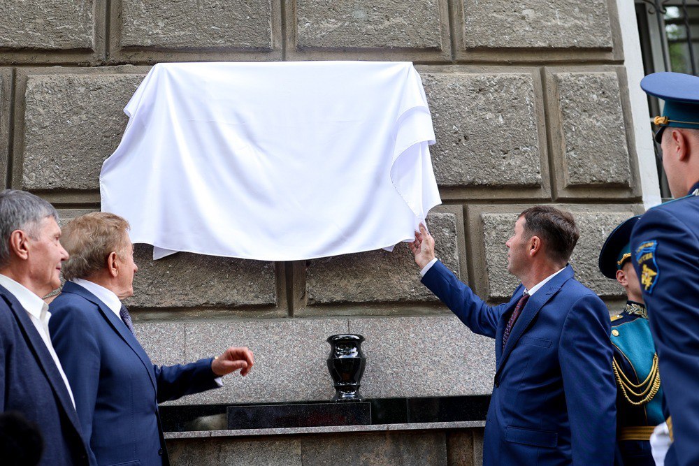 Мэр Воронежа открыл мемориальную доску заслуженному строителю России Виктору Коновальчуку и вручил награды сегодняшним представителям отрасли