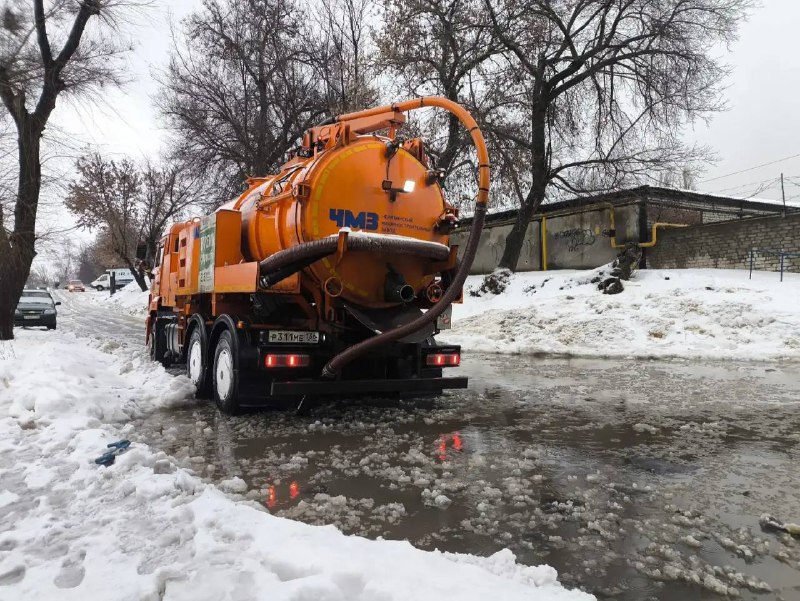 Коммунальные службы Воронежа продолжают бороться с последствиями непогоды