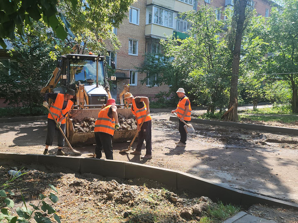 К началу августа дворы микрорайона Северный в Красноармейске преображаются