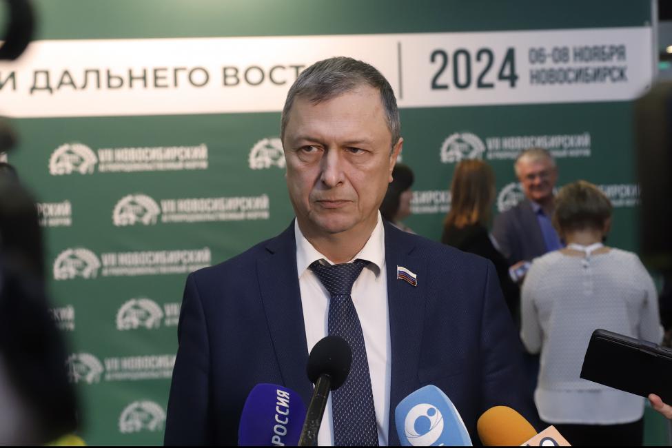 Депутаты ЗАКСа Новосибирской области участвуют в агропромышленной выставке