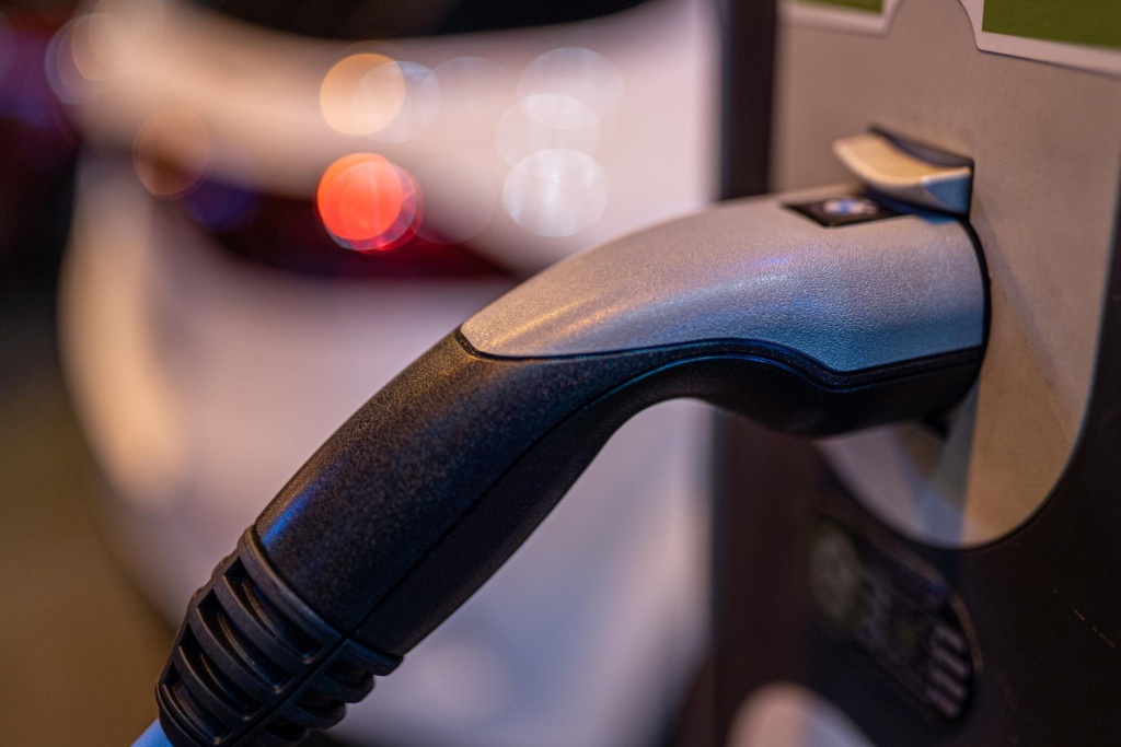 «Быстрых» зарядок для электромобилей впервые стало больше «медленных»