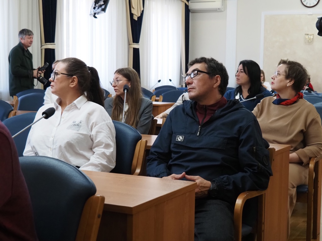 Депутаты городской Думы подарили воронежским семьям ветеранов и участников СВО билеты в театр