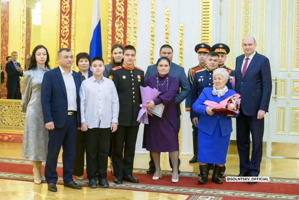 Евгений Сонцев вручил 72 государственные и региональные награды жителям Оренбуржья Евгений Сонцев вручил 72 государственные и региональные награды жителям Оренбуржья