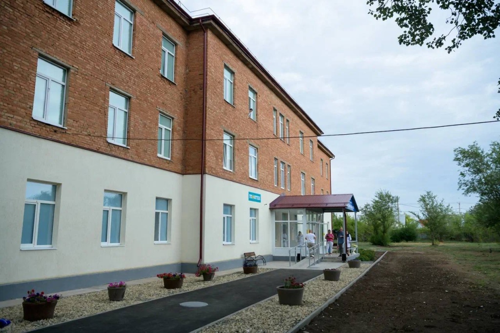 Евгений Солнцев оценил проведённый ремонт больницы в посёлке Первомайском