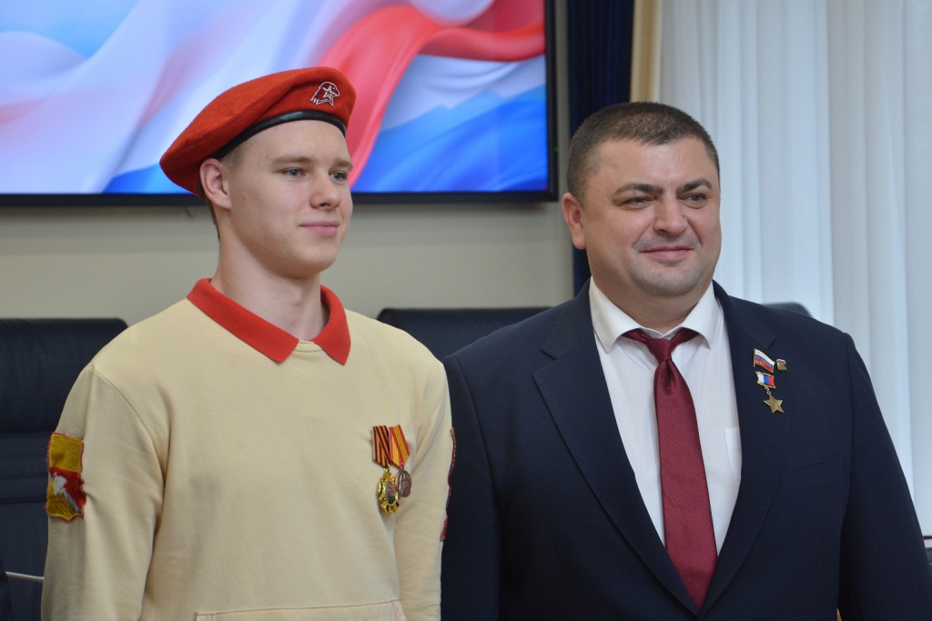 «Главное — ставить цели и добиваться их»: Герой России Андрей Дьяченко и кавалер ордена Мужества Денис Рубащенко провели урок мужества для юнармейцев Воронежа