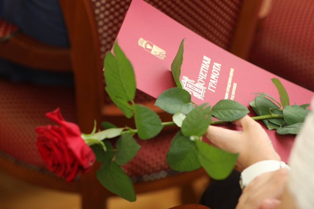 Мэр Воронежа открыл мемориальную доску заслуженному строителю России Виктору Коновальчуку и вручил награды сегодняшним представителям отрасли