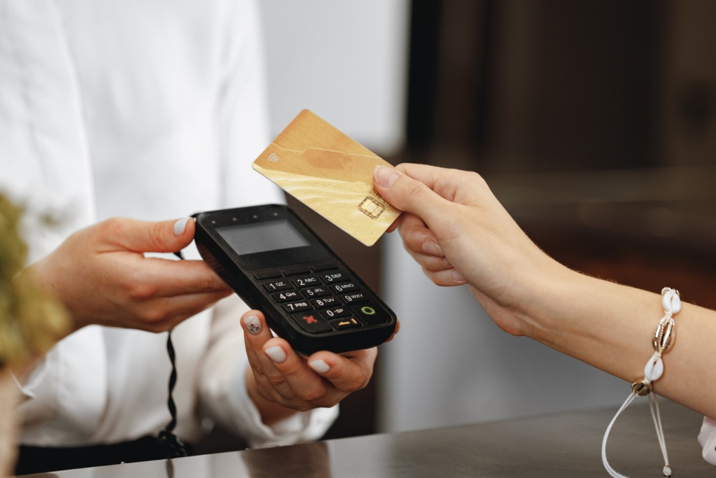 РБК: российские банки предупредили о рисках при удаленной выдаче карт иностранцам