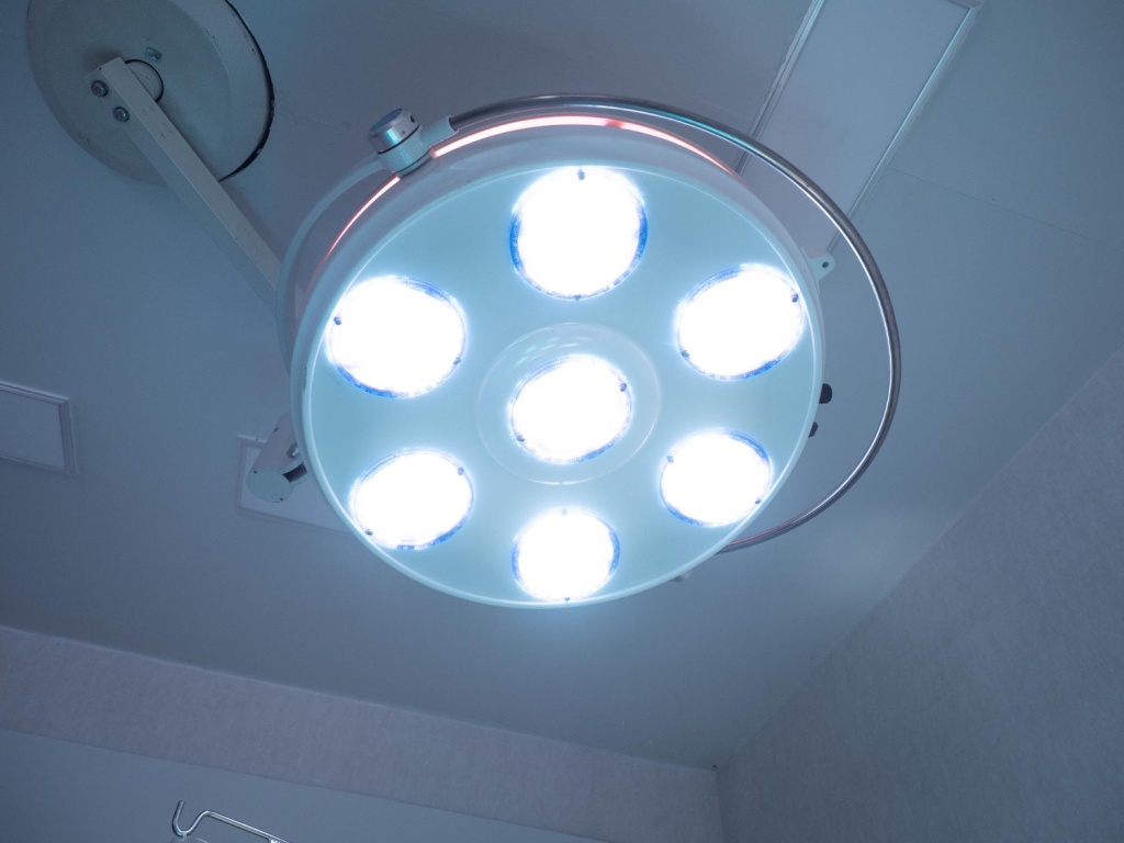 В хирургическом отделении Павловской районной больницы установили светильник российского производства
