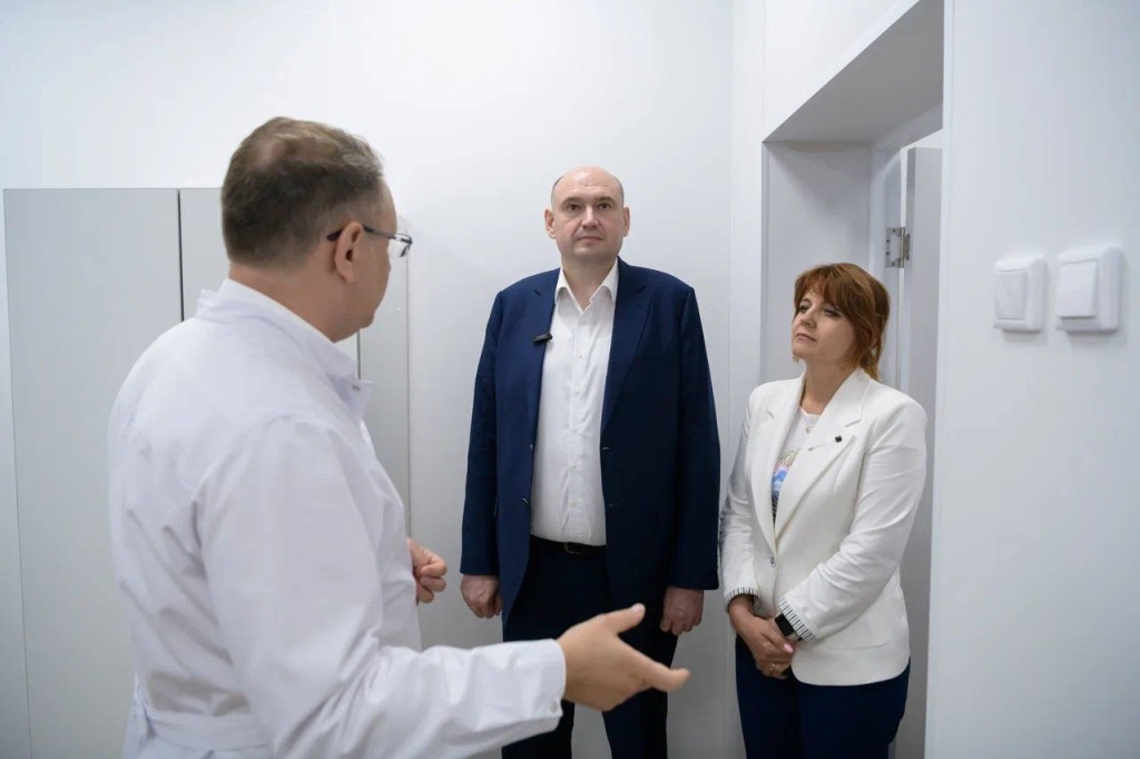 Евгений Солнцев оценил проведённый ремонт больницы в посёлке Первомайском Евгений Солнцев оценил проведённый ремонт больницы в посёлке Первомайском
