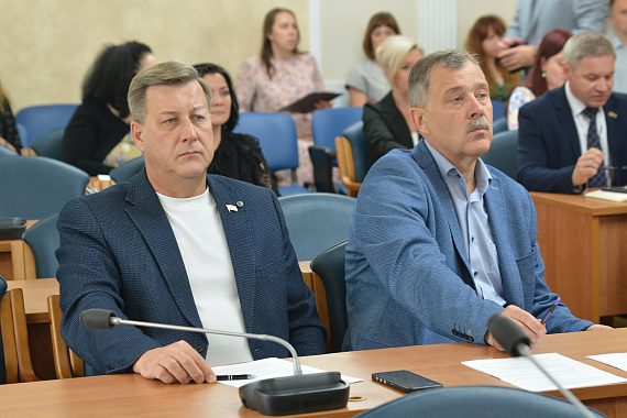 Депутаты Воронежской гордумы ищут решение, как сохранить детские площадки и не перегрузить платёжки горожан Депутаты Воронежской гордумы ищут решение, как сохранить детские площадки и не перегрузить платёжки горожан