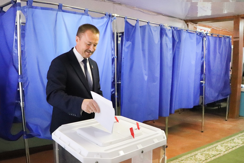 Юрий Матузов: голос за будущее — председатель облдумы проголосовал в своём округе Юрий Матузов: голос за будущее — председатель облдумы проголосовал в своём округе