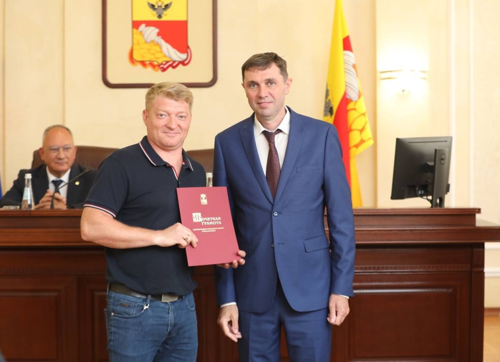 Мэр Воронежа открыл мемориальную доску заслуженному строителю России Виктору Коновальчуку и вручил награды сегодняшним представителям отрасли