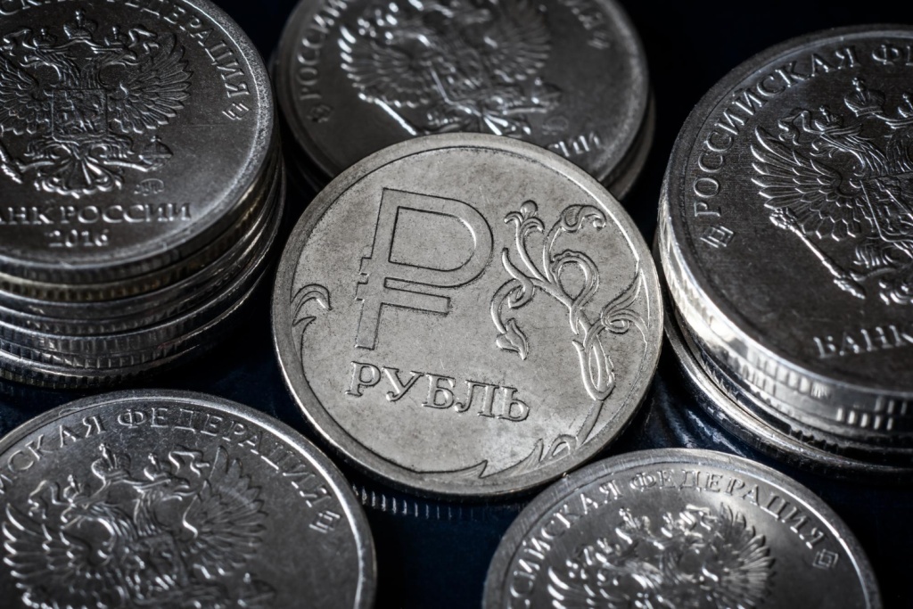 Рубль крепнет, но россияне ждут его ослабления