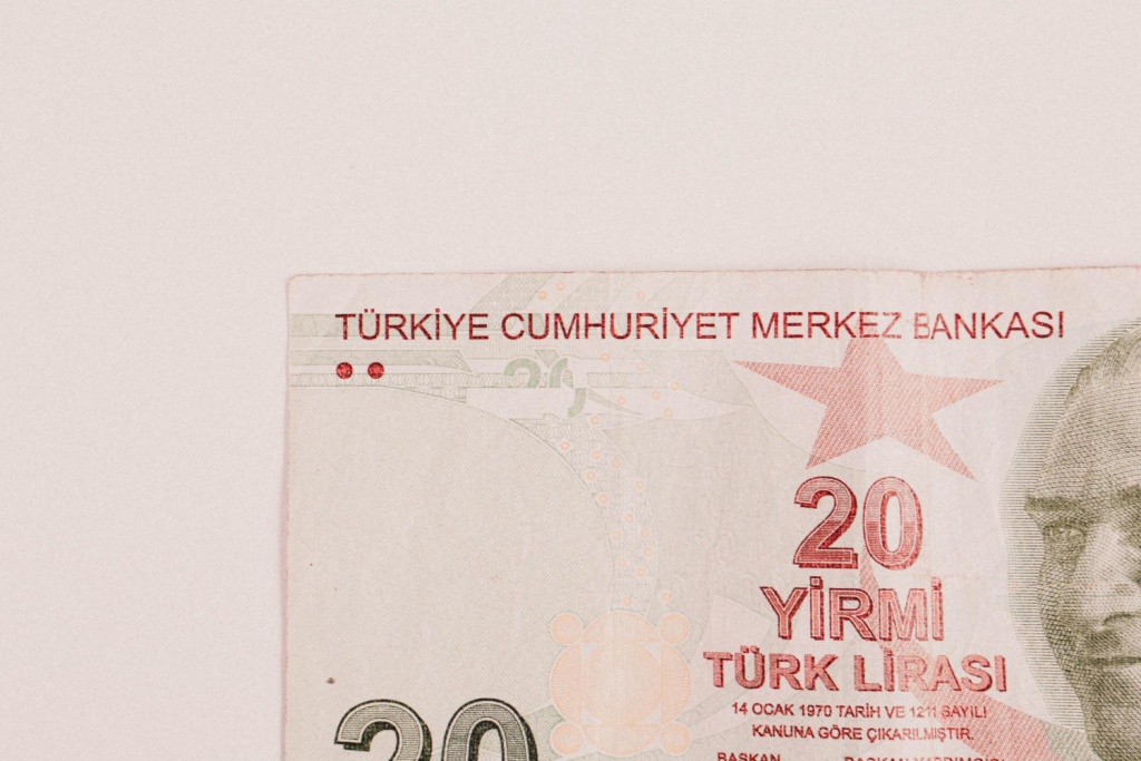 (заг) Турецкая лира дешевеет на фоне ареста ключевого оппозиционера