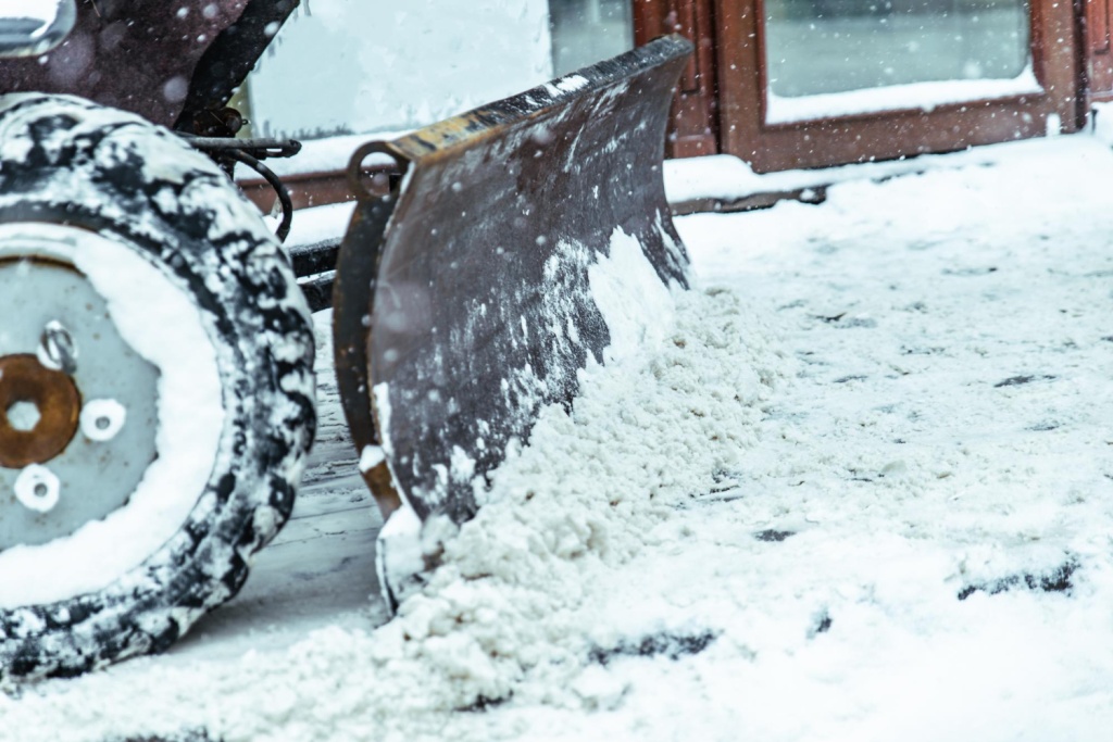 В Казани наземные беспилотники начали чистить дворы от снега