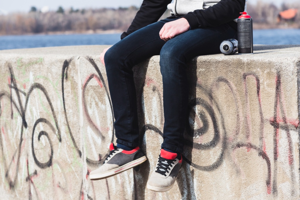 В Краснодаре очистят стены зданий, заборы и остановки от пронаркотических надписей