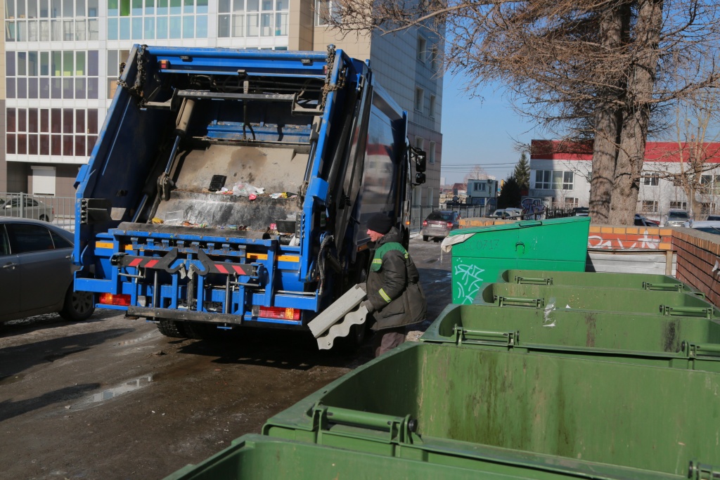Новосибирск продолжают отмывать и приводить в порядок после зимы