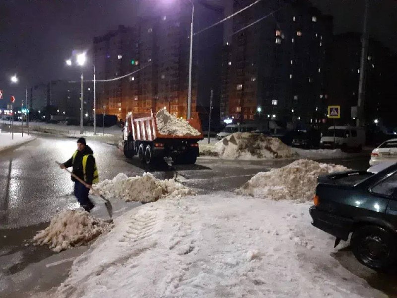 Коммунальные службы Воронежа продолжают бороться с последствиями непогоды
