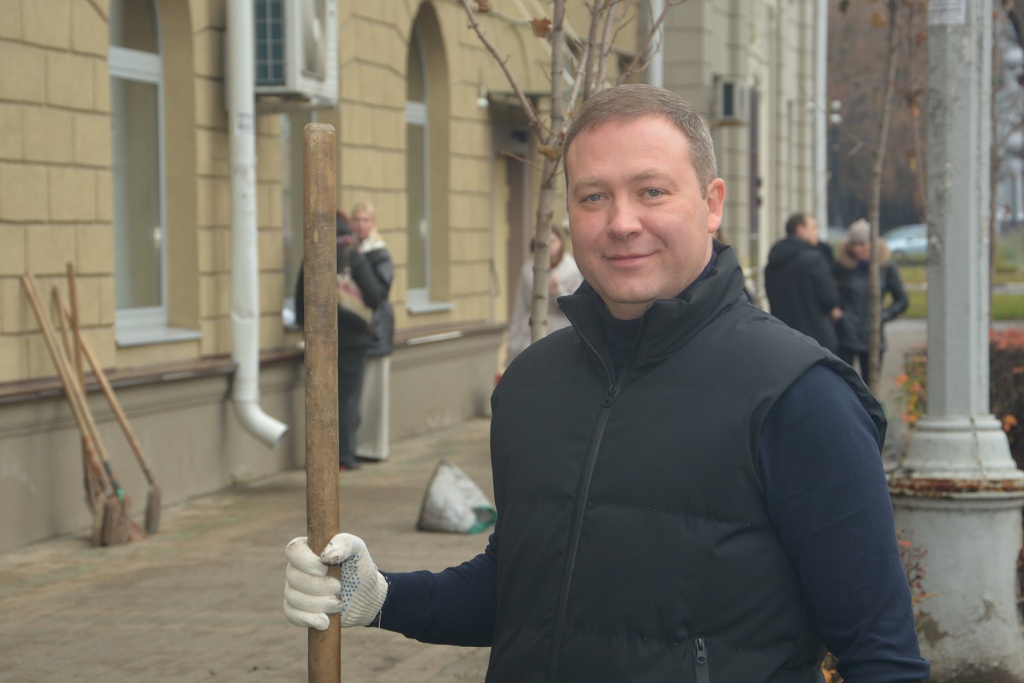 Воронежские депутаты высадили молодые клены у парка «Орленок» в преддверии Дня народного единства