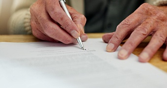 В Вологодской области прокуратура защитила пенсионерку: договор займа, оформленный мошенниками, признан незаключённым — решение суда вступило в законную силу